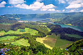 Azzorre, Isola di San Miguel - Escursione a Sete Cidades.  Lungo il sentiero che percorre la cresta della Caldeira das Sete Cidades. Vista verso l'interno della caldera. 